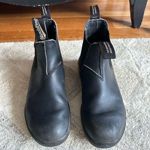 Blundstone women’s 7.5 (listed as Australian 5). Black, classic style.